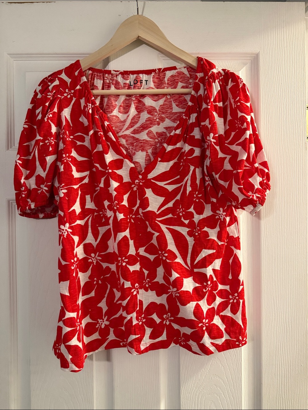 Size Small LOFT Red & White Floral V-Neck Puff Sleeve Top